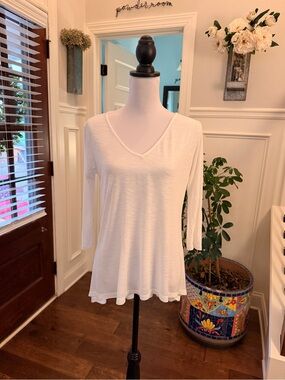 A.T.U.N NWOT Classic V-Neck High-Low White Women's 3/4 Sleeve Top